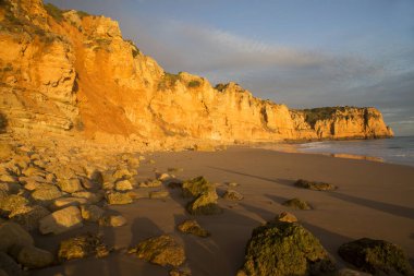 Kumsalda uzun gölgeler