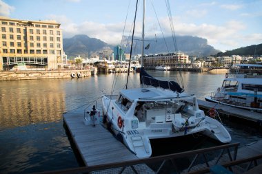 Liman şehrindeki yatların manzarası 