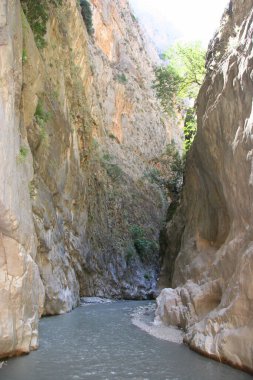 Dağlarda güzel bir şelale