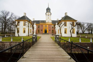 Hendekli tarihi büyük beyaz köşkü olan tipik bir manzara. 