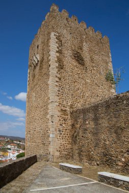 Şehrin ortaçağ kalesi. 