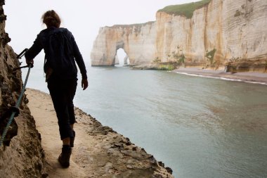 Sahilde dikilen kadın.