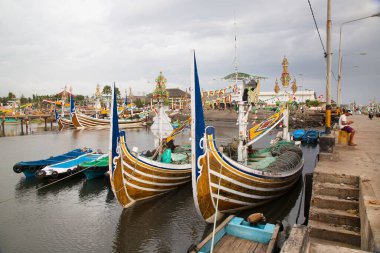 Endonezya 'nın Pengambengan limanında parlak renkli ve dini olarak dekore edilmiş geleneksel balıkçı filosu