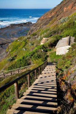 Deniz kıyısına çıkan tahta merdivenler.