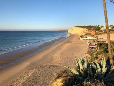 Güzel kayalık deniz manzarası