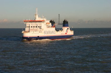 Denizde gemi gezisi.