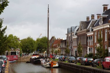 Hollanda 'daki rıhtımda demirlemiş teknelerin görüntüsü