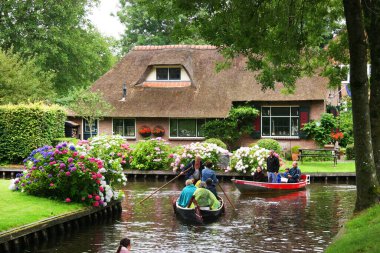 Hollanda 'daki Giethoorn köyünün sakin manzarası