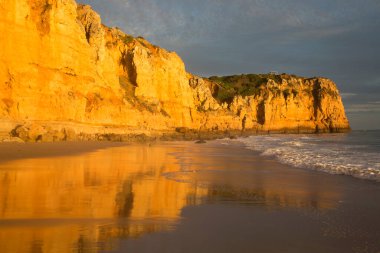 Gün batımında kumlu sahil