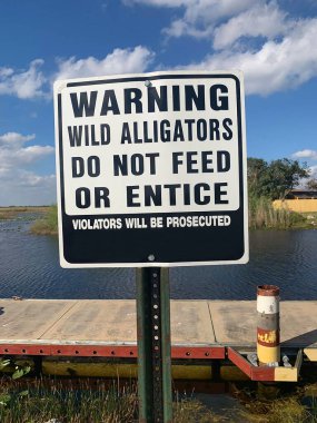 uyarı işareti timsahları besleme 