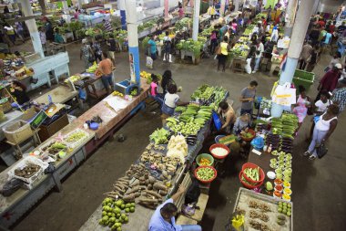 Merkez marketlerdeki insanlar