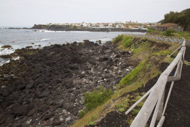 Sahildeki ahşap iskelenin dikey görüntüsü.