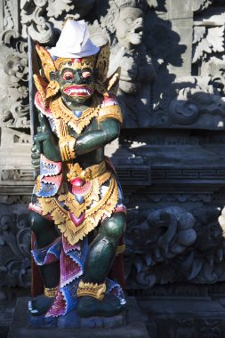 Bir tapınağın ya da dini bir yerin girişi için Balili Hindu mitolojik tasviri, figürü ve heykeli