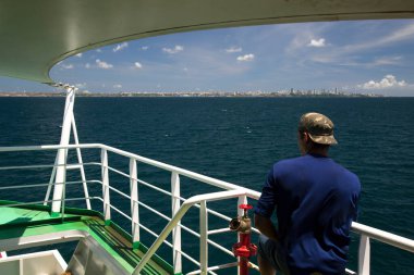 Deniz konsepti, feribot güvertesinden manzara. yaz tatili