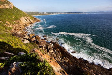 Güzel kıyı şeridi ve okyanus manzarası. 