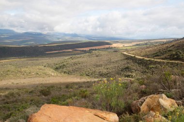 Güney Afrika 'nın Karoo çölündeki bir dağ geçidinde tipik aşınmış kaya oluşumu.