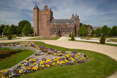 Bağlı şato ve geniş resmi bahçe, hanım evlatları, Viola, çiçek sınırları.