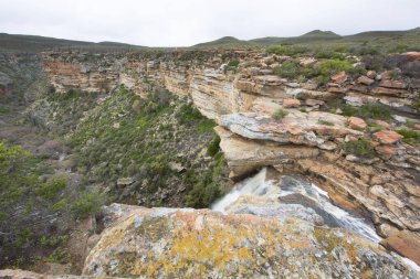 Dağlarda güzel bir şelale 