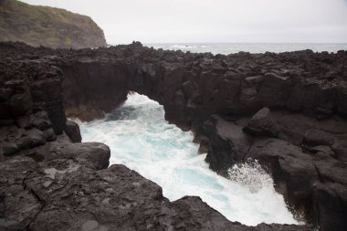 Güzel kayalık sahil manzarası.