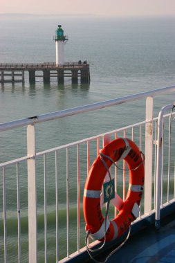 İskeleli manzara ve deniz feneri  