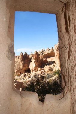 Mağara evleri ve kiliseler volkanik kayalara oyulmuş. Kapıları, pencereleri ve iç odaları var.
