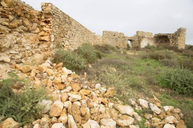 Kalıntıları tuğla duvar olan eski bir kalenin kalıntıları.