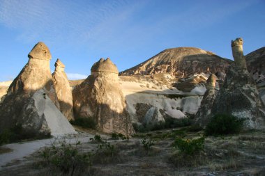 aşınmış yüksek bacalar ya da tepeler, daha sert taşlar üzerinde dengeleniyor ve daha yumuşak sütunu örtüyor. 