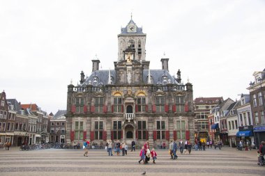 Hollanda 'nın eski Delft kasabası boyunca yürüyen turistler