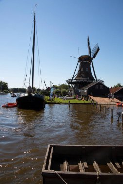 Güzel yel değirmeni manzarası