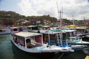 Rıhtımda demirlemiş teknelerin manzarası