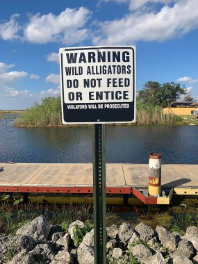 uyarı işareti timsahları besleme 