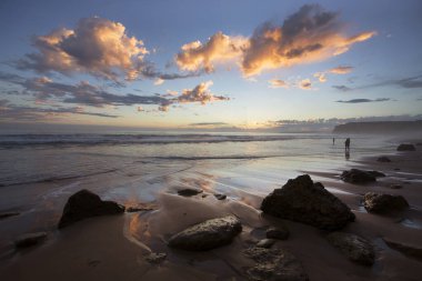 Kumsalda yürüyen insanlar