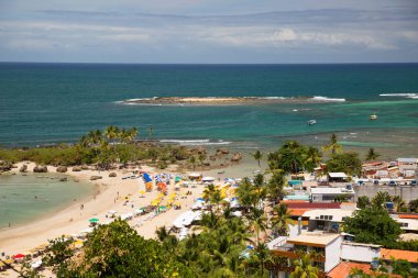 Gün ışığında halk plajı manzarası yükseldi