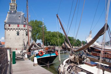 Rıhtımda demirlemiş teknelerin manzarası 