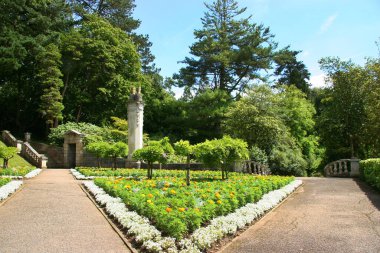 Yazın çiçek yataklarının manzarası çok güzel.