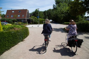 Parkta bisiklete binen gençler 