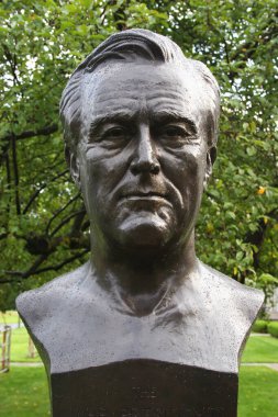 Parkta bir Roosevelt heykeli