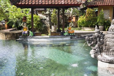 Bali geleneksel tapınak kompleksi bahçe, veranda, heykeller ve havuz