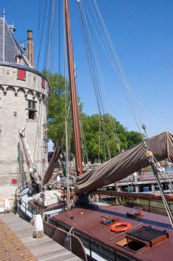 Rıhtımda demirlemiş teknelerin manzarası 