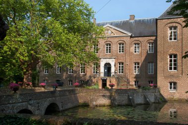 Günışığında su kanalı olan ortaçağ binası manzarası