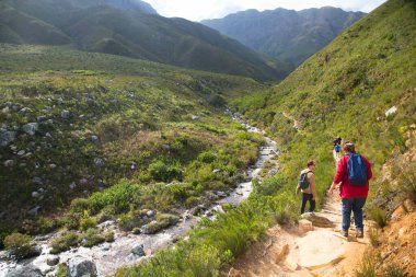 Dağlarda sırt çantalı tanınmayan turistler. Dağlarda yürüyüş konsepti.