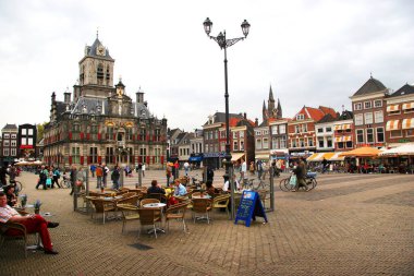 Hollanda 'nın eski Delft kasabası boyunca yürüyen turistler