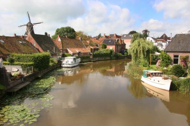 Hollanda 'daki tipik kanallar.