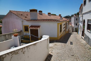 Beyaz evleri ve dar sokakları olan tipik bir Portekiz köyü.