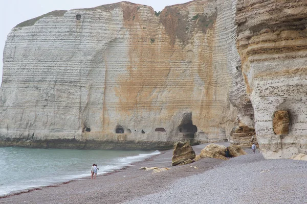 Deniz kıyısı yürüyüş insanlar