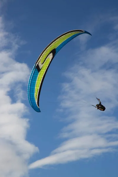 パラグライダーは空を飛んで海の上で — ストック写真