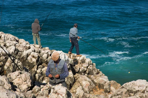 Pescatori Sconosciuti Pesci Dalla Cima Scogliera Alta Robusta Erosa Con — Foto Stock