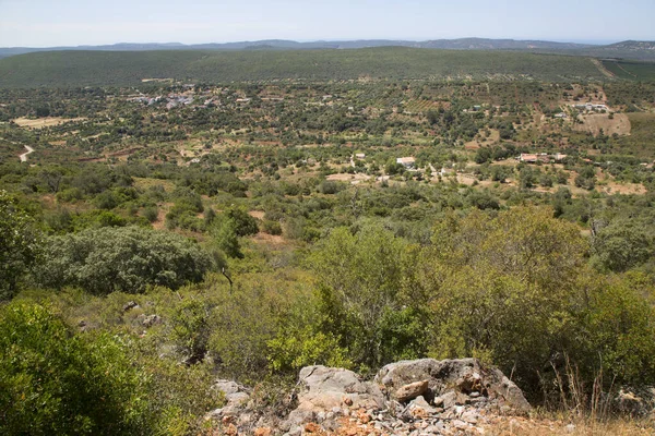 Güneşin havadan görünüşü aydınlık köy ve dağların manzarası