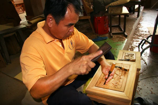 Thai Snickare Arbetar Med Trä Resor Skott — Stockfoto