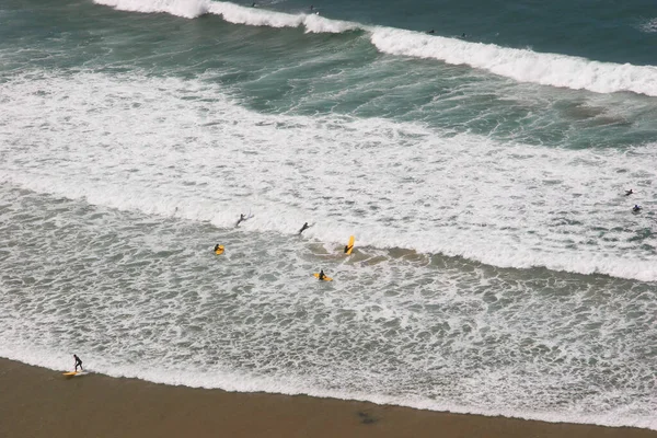 Sahilde dalgalar deniz.